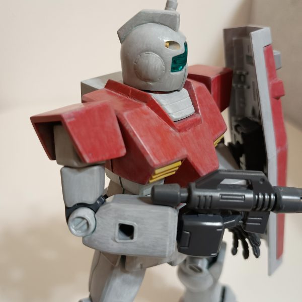 関節等細かい部分はまだですが大まかな外装の塗装が完了しました🎨今回のジムはかなり薄塗り、下地活かしができた気がします✨️✨️ウォッシングするのが楽しみです!!娘に見せたらゲルググ?って言われましたwwwちゃんと正史ではジムと言って連邦一のやられメカだと教育しときました!!（3枚目）