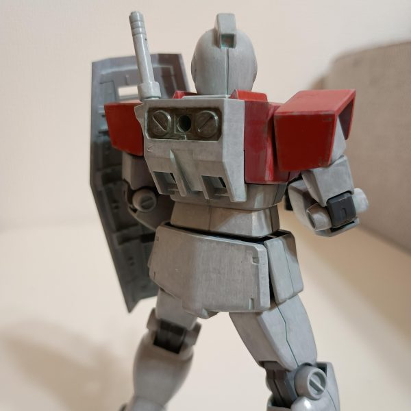 関節等細かい部分はまだですが大まかな外装の塗装が完了しました🎨今回のジムはかなり薄塗り、下地活かしができた気がします✨️✨️ウォッシングするのが楽しみです!!娘に見せたらゲルググ?って言われましたwwwちゃんと正史ではジムと言って連邦一のやられメカだと教育しときました!!（4枚目）