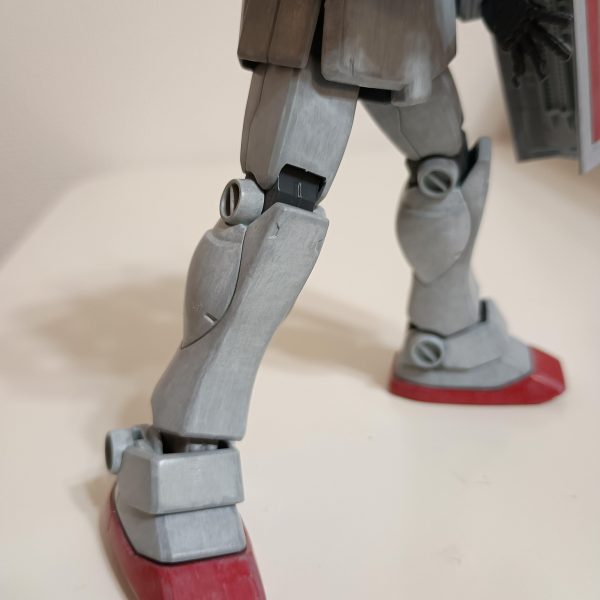 関節等細かい部分はまだですが大まかな外装の塗装が完了しました🎨今回のジムはかなり薄塗り、下地活かしができた気がします✨️✨️ウォッシングするのが楽しみです!!娘に見せたらゲルググ?って言われましたwwwちゃんと正史ではジムと言って連邦一のやられメカだと教育しときました!!（5枚目）