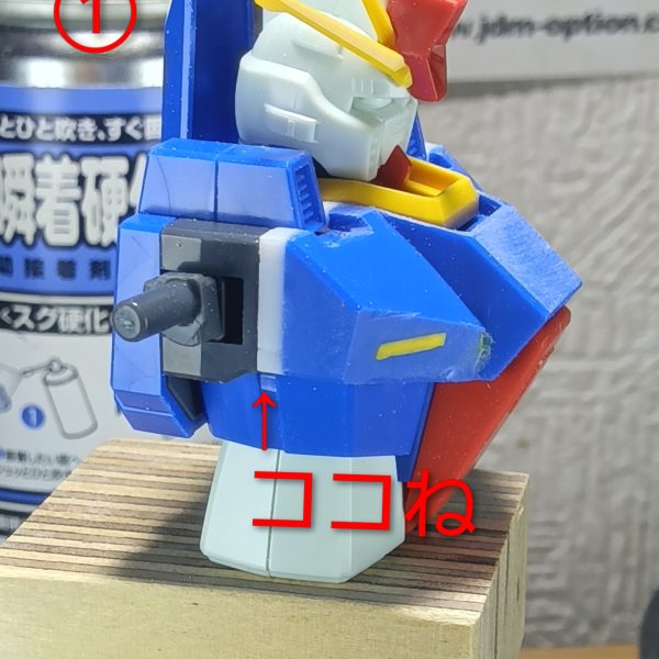 前回までジムクゥエルを制作中の投稿してたのですが、形になってきたこともあり、ちょっと息抜きしたくて来年の友人の誕プレ用にダブルゼータを制作始めましたこのHGのダブルゼータは細身でスタイリッシュな印象なのですが、個人的にダブルゼータはダンプ松本のような悪くてドシッとした安定感のある体型が好きなんで、ダンプ松本意識で制作していこうと思ってますまずは胸板を厚くするために2ミリプラ棒を挟んでやりました①②2ミリプラ棒を挟むことで襟の黄色いトコと、胸の間に隙間ができたので………③④⑤胸板を厚く(ゴツく)見せるためにと②の隙間を隠すためにもコックピットハッチ上部にプラ板を貼って厚みを出してやりました(2枚目)