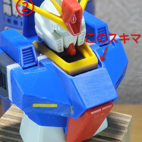 前回までジムクゥエルを制作中の投稿してたのですが、形になってきたこともあり、ちょっと息抜きしたくて来年の友人の誕プレ用にダブルゼータを制作始めましたこのHGのダブルゼータは細身でスタイリッシュな印象なのですが、個人的にダブルゼータはダンプ松本のような悪くてドシッとした安定感のある体型が好きなんで、ダンプ松本意識で制作していこうと思ってますまずは胸板を厚くするために2ミリプラ棒を挟んでやりました①②2ミリプラ棒を挟むことで襟の黄色いトコと、胸の間に隙間ができたので………③④⑤胸板を厚く(ゴツく)見せるためにと②の隙間を隠すためにもコックピットハッチ上部にプラ板を貼って厚みを出してやりました(3枚目)