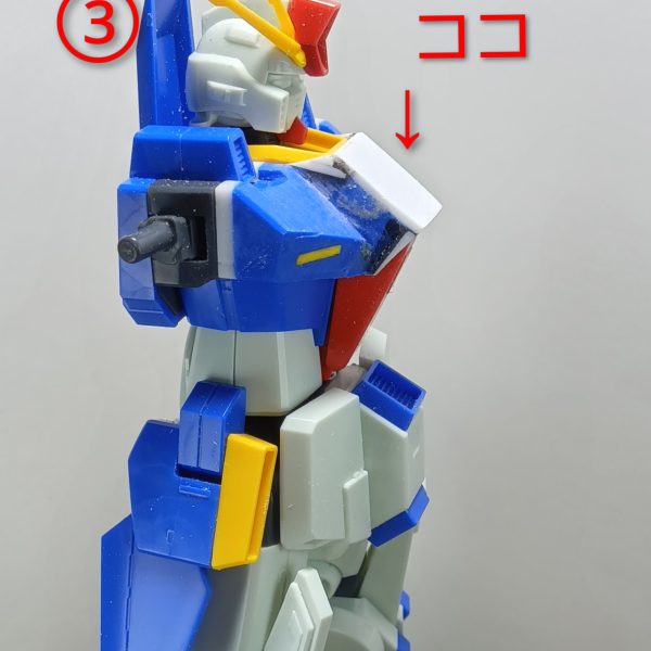 前回までジムクゥエルを制作中の投稿してたのですが、形になってきたこともあり、ちょっと息抜きしたくて来年の友人の誕プレ用にダブルゼータを制作始めましたこのHGのダブルゼータは細身でスタイリッシュな印象なのですが、個人的にダブルゼータはダンプ松本のような悪くてドシッとした安定感のある体型が好きなんで、ダンプ松本意識で制作していこうと思ってますまずは胸板を厚くするために2ミリプラ棒を挟んでやりました①②2ミリプラ棒を挟むことで襟の黄色いトコと、胸の間に隙間ができたので………③④⑤胸板を厚く(ゴツく)見せるためにと②の隙間を隠すためにもコックピットハッチ上部にプラ板を貼って厚みを出してやりました(4枚目)