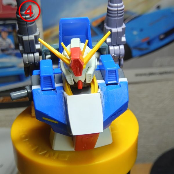 前回までジムクゥエルを制作中の投稿してたのですが、形になってきたこともあり、ちょっと息抜きしたくて来年の友人の誕プレ用にダブルゼータを制作始めましたこのHGのダブルゼータは細身でスタイリッシュな印象なのですが、個人的にダブルゼータはダンプ松本のような悪くてドシッとした安定感のある体型が好きなんで、ダンプ松本意識で制作していこうと思ってますまずは胸板を厚くするために2ミリプラ棒を挟んでやりました①②2ミリプラ棒を挟むことで襟の黄色いトコと、胸の間に隙間ができたので………③④⑤胸板を厚く(ゴツく)見せるためにと②の隙間を隠すためにもコックピットハッチ上部にプラ板を貼って厚みを出してやりました(5枚目)