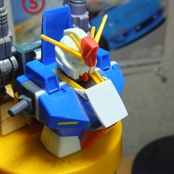 前回までジムクゥエルを制作中の投稿してたのですが、形になってきたこともあり、ちょっと息抜きしたくて来年の友人の誕プレ用にダブルゼータを制作始めましたこのHGのダブルゼータは細身でスタイリッシュな印象なのですが、個人的にダブルゼータはダンプ松本のような悪くてドシッとした安定感のある体型が好きなんで、ダンプ松本意識で制作していこうと思ってますまずは胸板を厚くするために2ミリプラ棒を挟んでやりました①②2ミリプラ棒を挟むことで襟の黄色いトコと、胸の間に隙間ができたので………③④⑤胸板を厚く(ゴツく)見せるためにと②の隙間を隠すためにもコックピットハッチ上部にプラ板を貼って厚みを出してやりました(6枚目)