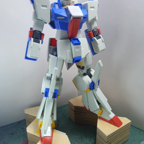 パチ組みを眺めていると、どーにも下半身が貧弱で頼りないので太ももを合わせ目で１ミリ幅増し、外側両サイド上部に１ミリずつ幅増しヒザに向けて０になるようにテーパーさせてあります合計で３ミリほど太ももをムチムチ化させました（笑）また股関節で足が外側に３ミリずつ逃げるように加工してありますこれで安定感が出てダンプ松本を想像させる重量感みたいなものが出たのではないかと極悪同盟のダンプ松本さんリスペクトです（3枚目）