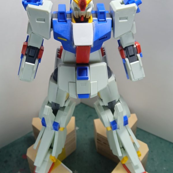 パチ組みを眺めていると、どーにも下半身が貧弱で頼りないので太ももを合わせ目で１ミリ幅増し、外側両サイド上部に１ミリずつ幅増しヒザに向けて０になるようにテーパーさせてあります合計で３ミリほど太ももをムチムチ化させました（笑）また股関節で足が外側に３ミリずつ逃げるように加工してありますこれで安定感が出てダンプ松本を想像させる重量感みたいなものが出たのではないかと極悪同盟のダンプ松本さんリスペクトです（2枚目）