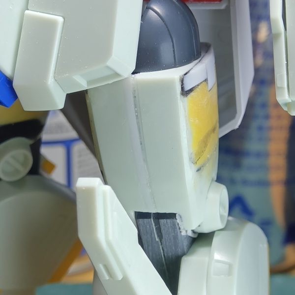 パチ組みを眺めていると、どーにも下半身が貧弱で頼りないので太ももを合わせ目で１ミリ幅増し、外側両サイド上部に１ミリずつ幅増しヒザに向けて０になるようにテーパーさせてあります合計で３ミリほど太ももをムチムチ化させました（笑）また股関節で足が外側に３ミリずつ逃げるように加工してありますこれで安定感が出てダンプ松本を想像させる重量感みたいなものが出たのではないかと極悪同盟のダンプ松本さんリスペクトです（4枚目）