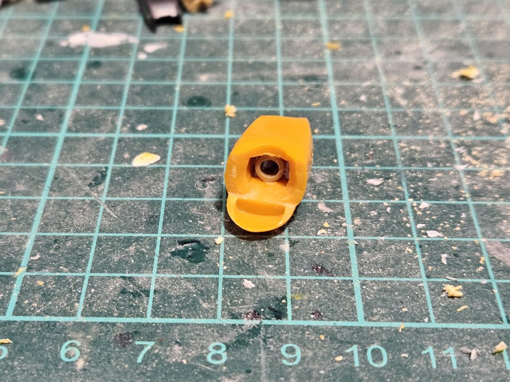 改造行程は、まず大腿部をくり貫いて30mmのパーツを埋め込み、