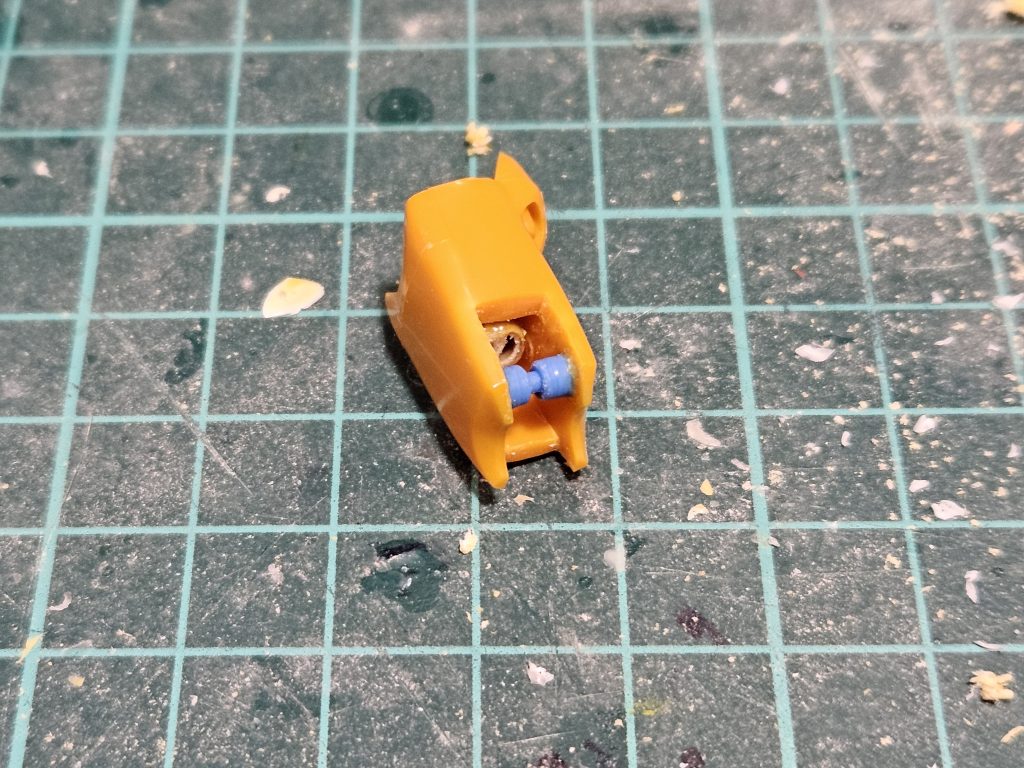 さらに30mmの間接を埋め込み、絶望的な足の稼働範囲を解消しました。