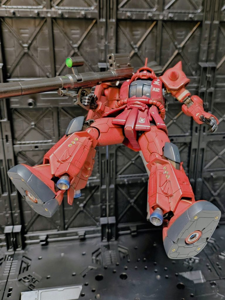 今作は合わせ目消しして水性エアブラシ全塗装そしてスミ入れ、ウェザリングして完成!バーニア部、青ヤケっぽくして見ました。(なんだか微妙ರ_ರ)