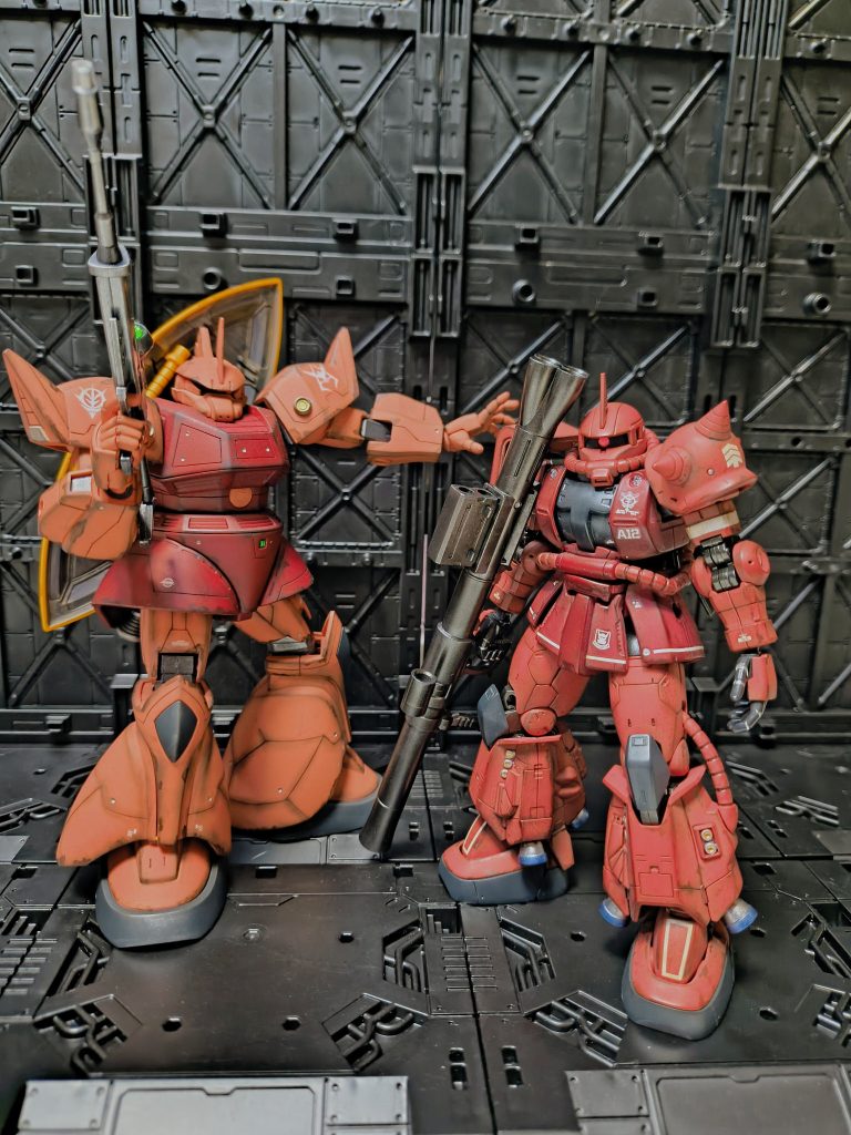 前作のシャア専用ゲルググとツーショット😁シャアピンクはオリジン版に寄せました!