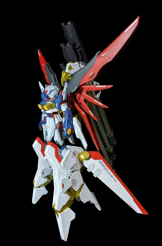 ようやく発売されたデカールにスジボリ、完成見本CGに寄せた色で塗装本来のダークイエロー部分を薄っすら緑っぽく見えるよう下地をグリーンにしてスターブライトブラスで塗装したのがこだわりポイント友人から「胸部の丸ボルトは変えてほしい」と依頼されその辺に転がっていたヘイズルのダクトを接続手を加えた改修はそれくらい