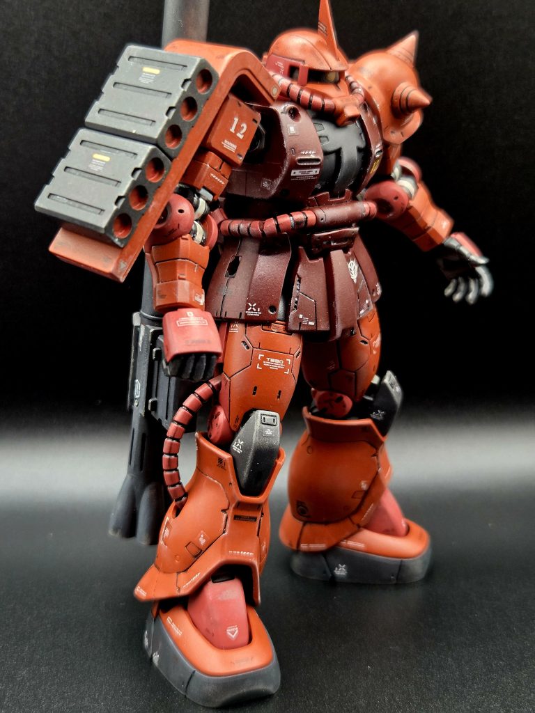 MSVのようなマッシブな印象を出しつつ、オリジンのシャア専用ザクの怖さやシャープさを表現できるように塗装、スジボリの掘り直しをしてみました。