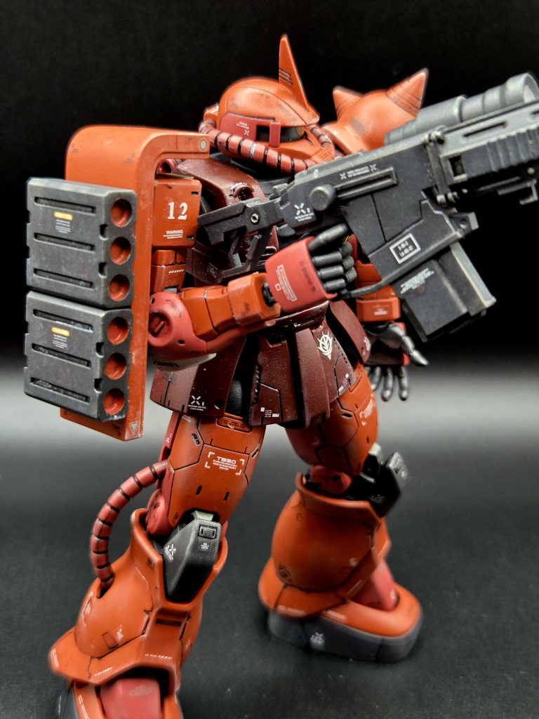 設定としてRX-78-2が登場する前の機体なので、ボディにダメージ表現はせず、宇宙での使用感だけを施しました。シャア専用ザクはやっぱりカッコいいですね。