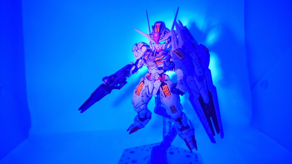 シェルユニットとツインアイは蛍光塗料でブラックライトで発光