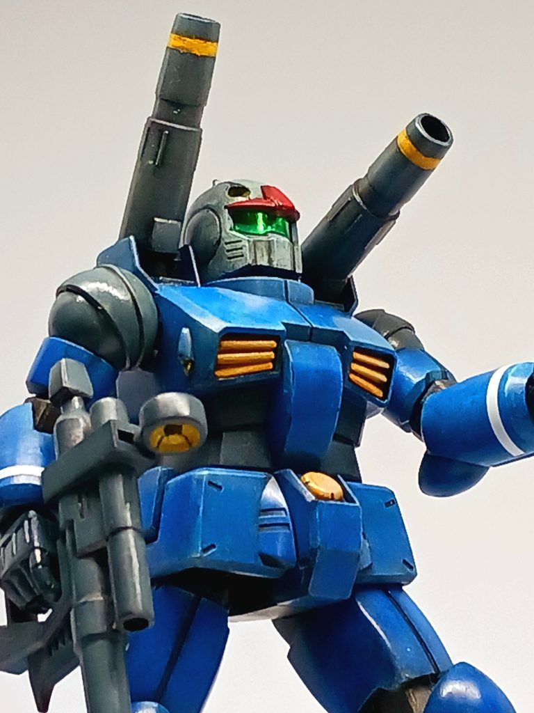 センサー部分は、付属のホイールシール。いい感じなので、そのまま採用。下地は、サフ無し(エコプラの黒い成形色をそのまま採用)、水性ホビーカラー『ライジングフリーダムブルー』と『フリーダムブルー』の重ね塗り。エッジ部分を明るめのブルーでドライブラシして、Mr.ウェザリングカラーのサンディウォッシュで汚し塗装しました。