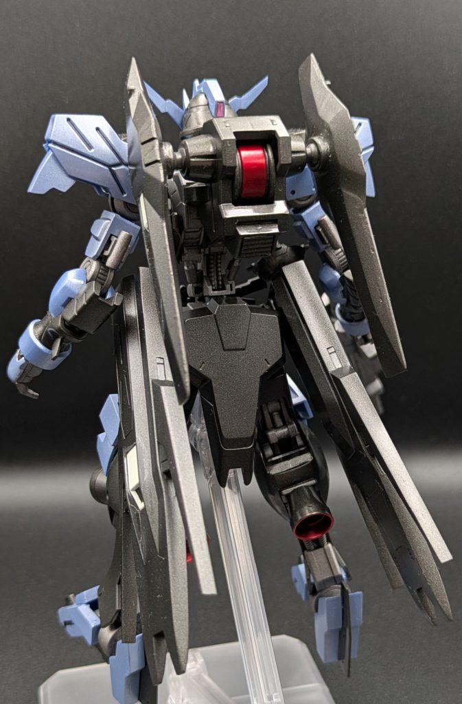 リアクターとバーニア内部はガンクロームの上からクリアレッドを吹いてキャンディ塗装にしています。背面ブースターの肉抜き穴は埋めるのが大変でした。