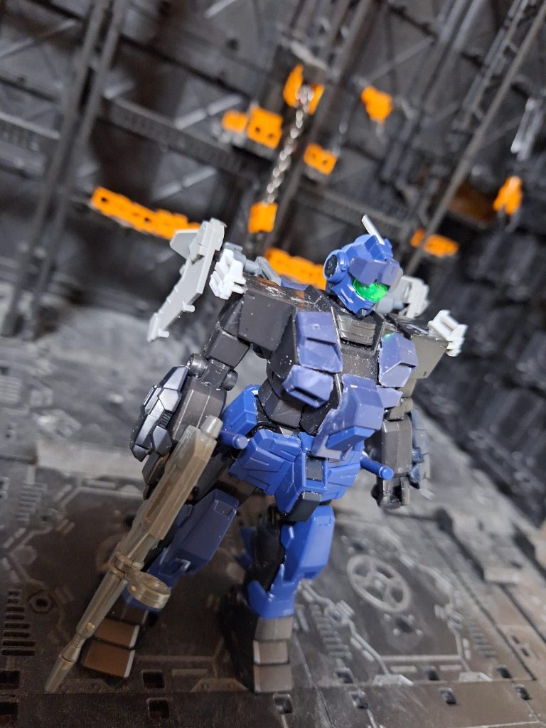 両肩のウイングをバックパックのウイングバインダーに変更し、左手に持たせていたビームジャベリンは、ガキ大将が釣竿持っているみたいなのでやめました😅