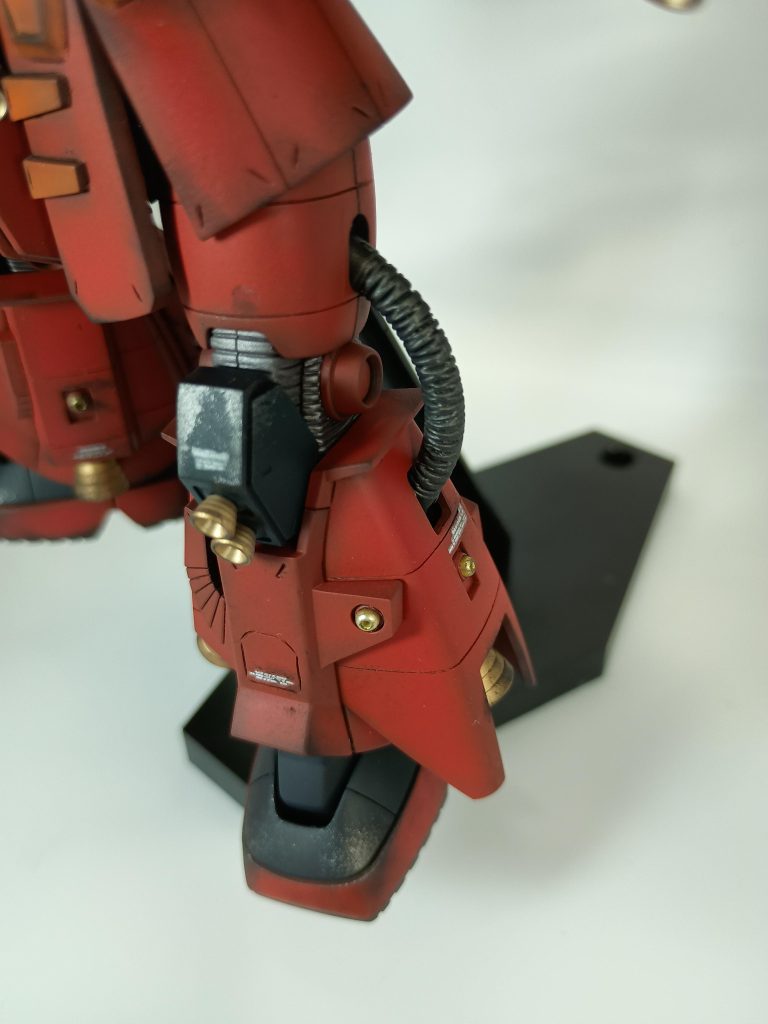 足の小型スラスターは100均のビーズを埋め込みました。黒パーツは、水性カラー焼鉄色のチッピングで剥がれを演出