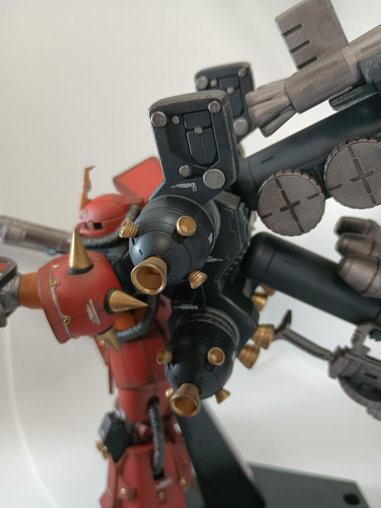 バックパックやブースターもウェザリングしたんですが写真だと分かりにくい。スラスターの中は黒系で塗ったほうが良かったかも。