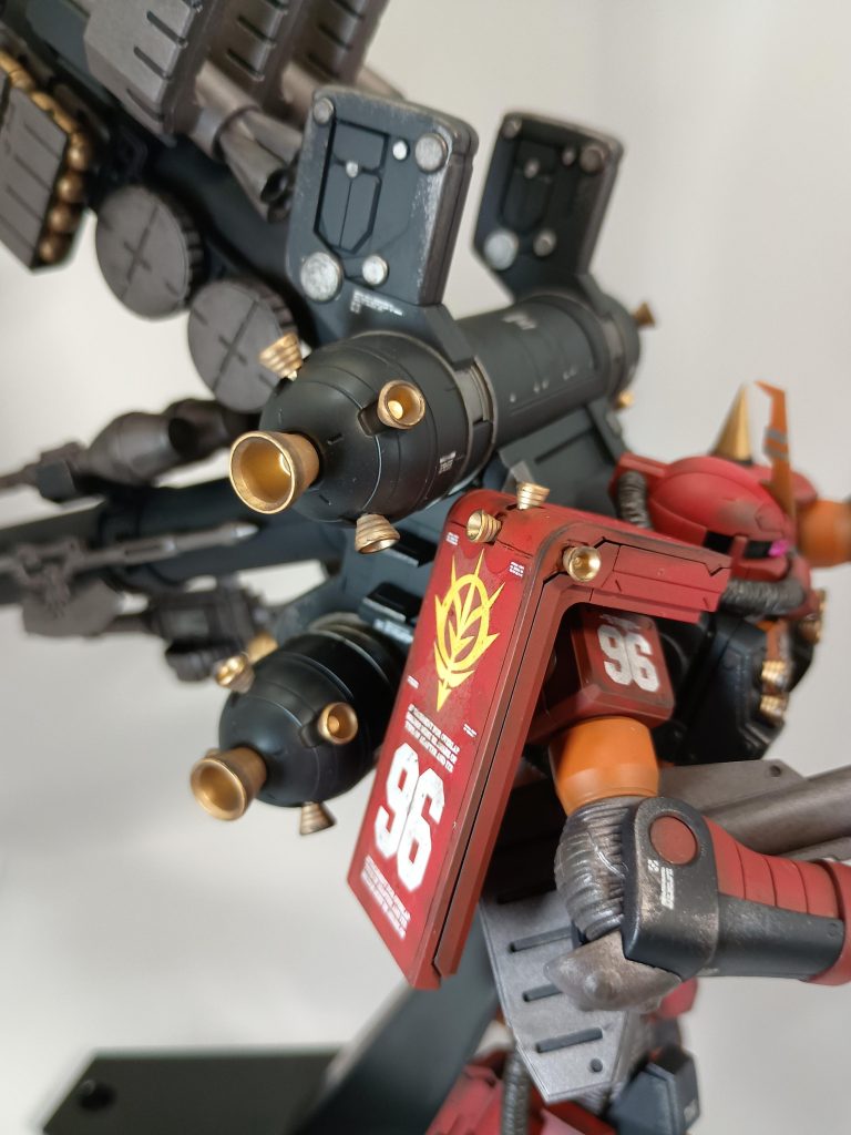 デカールの上からウェザマスDのサビとススで汚れを表現しました。シールドや肩パーツは黒立ち上げが上手くハマりました。