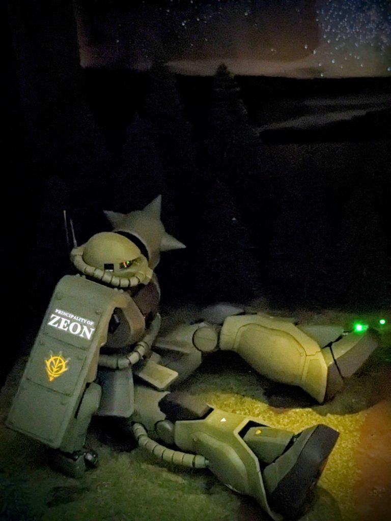 緑に光っているのは蛍です。蛍らしく点滅させてます。(動画でなくて、すみません。(^^！))