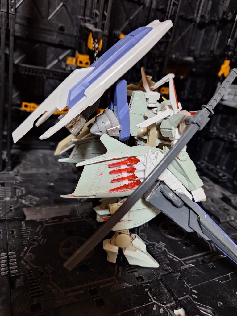 ファングを切り取り、エクシードバインダーのクリアダガーをファングとして取り外し可能となっています。