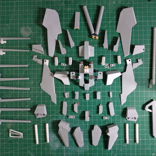 アルゴスユニット…フルアーマーオデュッセウスのパーツが全て揃いました🫡現在スジ彫り等のディテールアップ中です。早ければ来週末くらいには塗装に入れるんじゃなかろうかと思います。（2枚目）