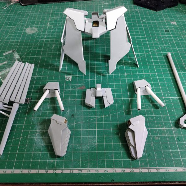 アルゴスユニット…フルアーマーオデュッセウスのパーツが全て揃いました🫡現在スジ彫り等のディテールアップ中です。早ければ来週末くらいには塗装に入れるんじゃなかろうかと思います。（3枚目）