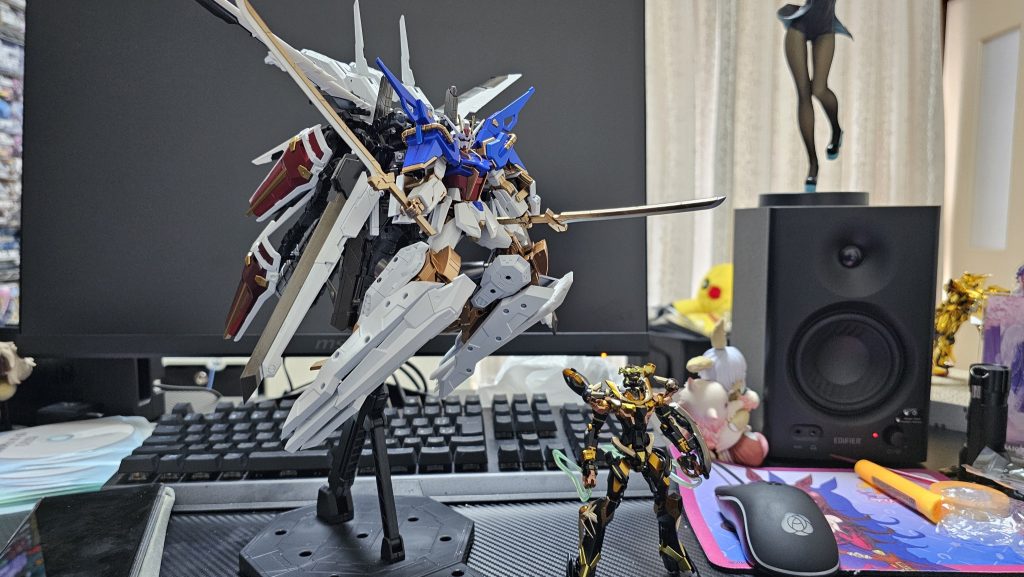 HGとの比較。脚の分だけで機体1個分ありますね。