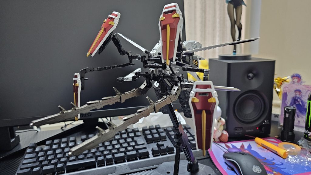 ストライカー単体。ストライカーには本体とは別にバッテリーと予備バッテリーが積んであります。本体と合わせて映画のインパルス3機分以上の感じですかね。