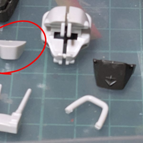 色変えだけのつもりでしたが、キャノンのカバー？のぶち穴開けます。逆に肩のぶち穴は埋めました。脹脛裏のスラスター？の後ハメ、各部合わせ目消し＆ヒケの処理をしています。肩の後ハメはやっても合わせ目割りそうなので止めました。しかし、古いキットなのでゴーグルがクリアじゃないのです。（3枚目）