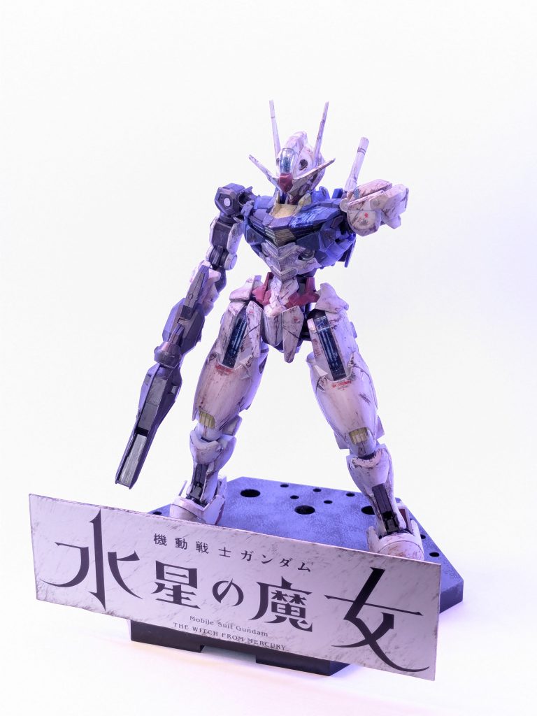本体。アニメを再現するために右肩と左腕を取ったうえでのウェザリングで、元よりも多めに塗装しました。元のエアリアルはこちら↓https://gumpla.jp/hg/2088919