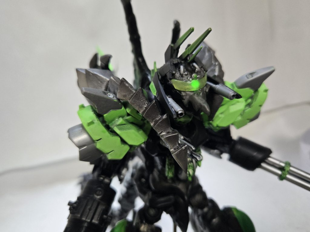 目はLEDを内蔵しているので光ります！