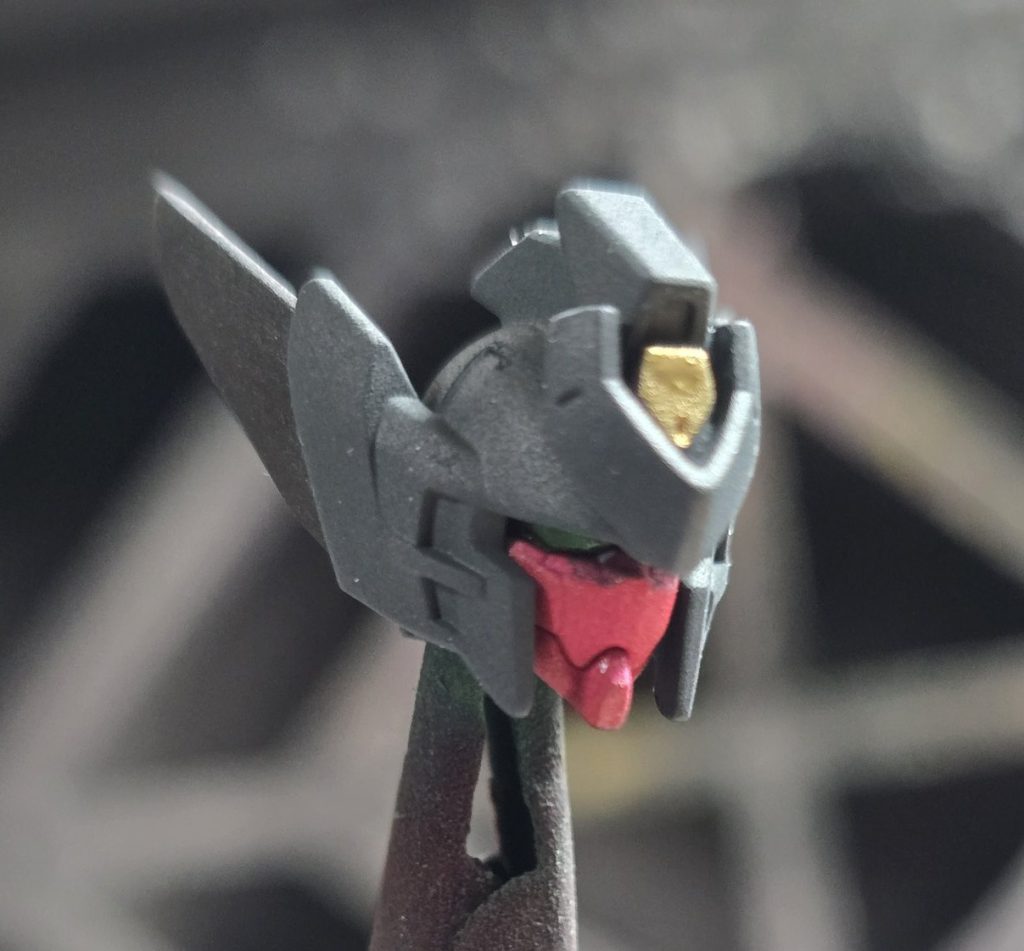 顔が見づらいですが目をグリーン系にしてますシャイニングガンダムのフェイスオープンが好きなので似たようにマスク部分を赤くしました