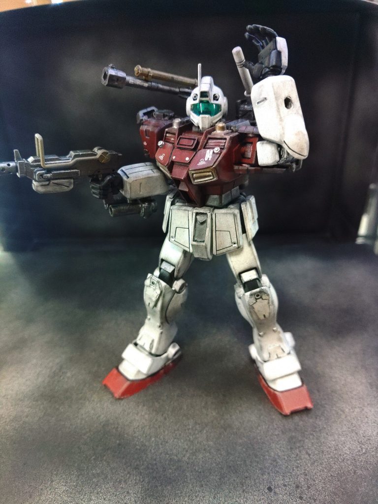 ちゃっかりサーベルは折り畳み式になってます😋肩のキャノン砲も上下左右に可動でしますね🎶