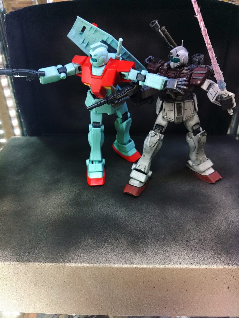 おまけショットです🤭素組みのジムとツーショット👍気が向いたら制作しようと思います✌️🎶