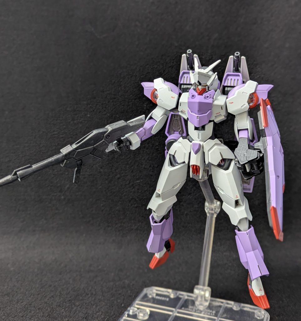 基本装備ビームライフルはグラスレー社のスタンダードなものシールドはべギルペンテの大型シールド(アンチドートは非搭載)