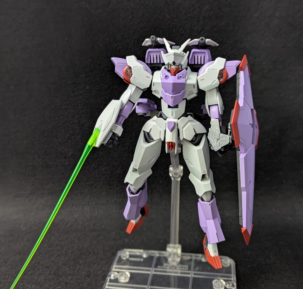 右腕のショートシールドはビームサーベルとしても使用可能