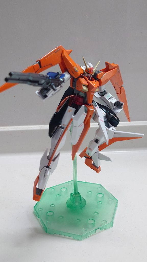 武装１　GNツインビームライフル変形時に活躍するギミックが考えられてるなぁと感心します！不使用時脚部にマウントできるようにしてます(gandam-hand2)