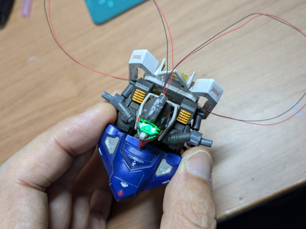 LEDは2つバージョン、ギラギラ光ります。今回は磁気スイッチ版なので、前より断線の心配が無いかな〜と