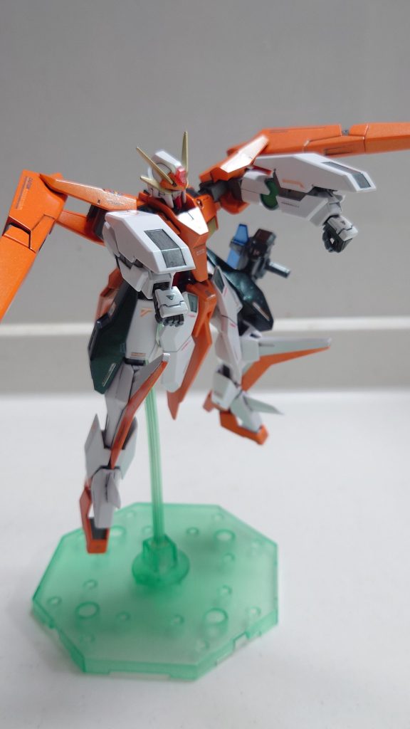 武装２　GNサブマシンガン腕部を展開！ちょっと見づらいですが銃口がでてきます(gundam-kao6)