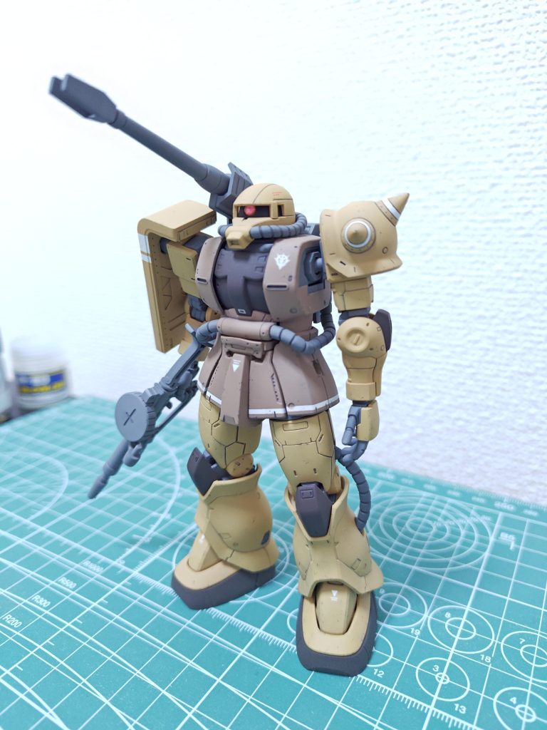 白ラインは塗装仕上げ、ザクマシンガンはRGザクのものです。