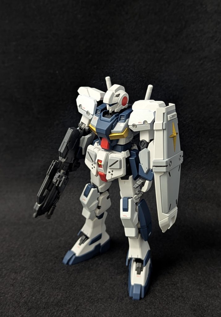 ジーライン（スタンダード）はとてもカッコいいんですが僕個人としてはちょっと強そうすぎるかなと、かと言ってノーマルはガリガリすぎるので自分好みのスタンダードなザ・ジム系というスタイルを目指し一般的な盛るスタイルのミキシングではなくスタンダードアーマーからの引き算スタイルのミキシングとなりました内容としてはスタンダードアーマーの装甲を一部排除し腰アーマーを変更、脚が細すぎるので脚サイドカバーを装着しあとはカラーリングを地味めにという感じです