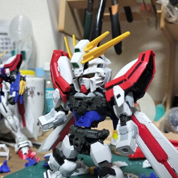 MGSDフリーダムにRGやハイレゾの外装を付けていく形で製作してます頭部はSDゴッドのアンテナ部を切り取り、頬ダクトと頬バルカンは瞬着で仮止めしてます肩はハイレゾのものにMGSDのジョイントを移植してますバックパックはキャノピーを切り落としてプラ板でジョイントを作って貼り付け差し込んでます他の外装についてはひっつき虫で仮止め雰囲気はこれで掴めたかな課題として胸部の展開の再現をどうするかがあるのですがギミックを再現するか、今はRGをつかってますが他のものに変えるか等まだまだ課題はある感じです（3枚目）