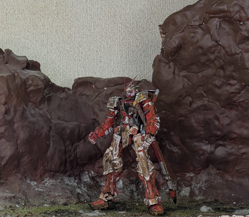 うちの家にあるMGサイズ用のジオラマで飾ってみました。母親に見せてみたら崖から落ちたみたいとのことウェザリングはわからぬ