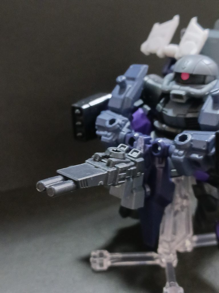 メガビームキャノン超大出力のビームキャノン。本機の要。宇宙から地球まで飛行できるその能力を活かし、連邦軍の基地を焼き払うことができる。