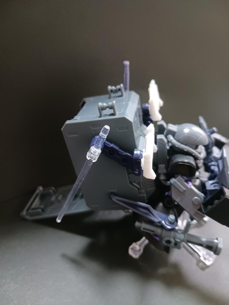 バックパックにはびっしりミサイル。その他にはザクマシンガン、バズーカ、ヒートサーベル、大型ミサイルなどがある。