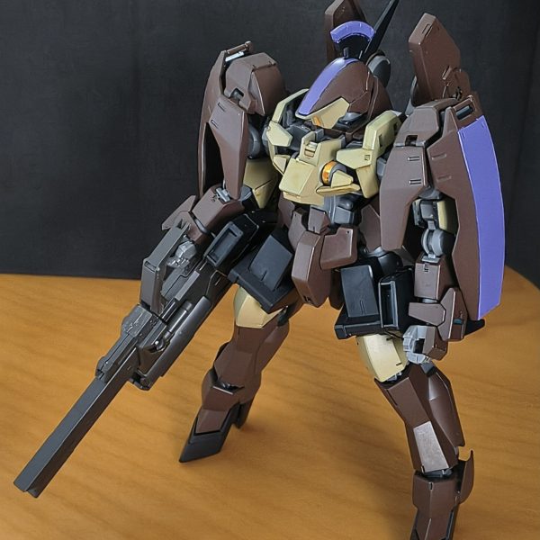 イオク様リッター大体出来てきました。細部とスミイレと軽く汚して本体こんなもんかな。胴体肩側の装甲はやはりダークイエローにしました。そんなところで、野暮用ついでに寄ったところで鉄血デカールを80円で手に入れてしまったので、折角なのでもう少し手を加えたいと思います。（2枚目）