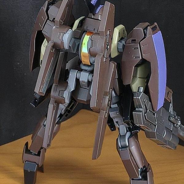 イオク様リッター大体出来てきました。細部とスミイレと軽く汚して本体こんなもんかな。胴体肩側の装甲はやはりダークイエローにしました。そんなところで、野暮用ついでに寄ったところで鉄血デカールを80円で手に入れてしまったので、折角なのでもう少し手を加えたいと思います。（3枚目）